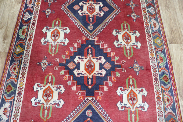 VINTAGE PERSIAN SHIRAZ RUG OF TRIPLE MEDALLION DESIGN 182 X 112 CM