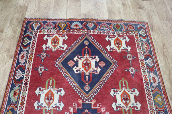 VINTAGE PERSIAN SHIRAZ RUG OF TRIPLE MEDALLION DESIGN 182 X 112 CM