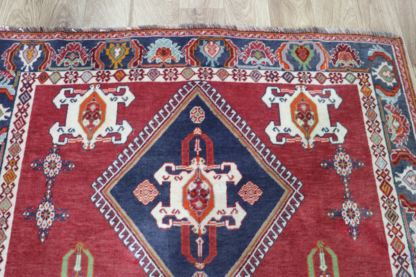 VINTAGE PERSIAN SHIRAZ RUG OF TRIPLE MEDALLION DESIGN 182 X 112 CM