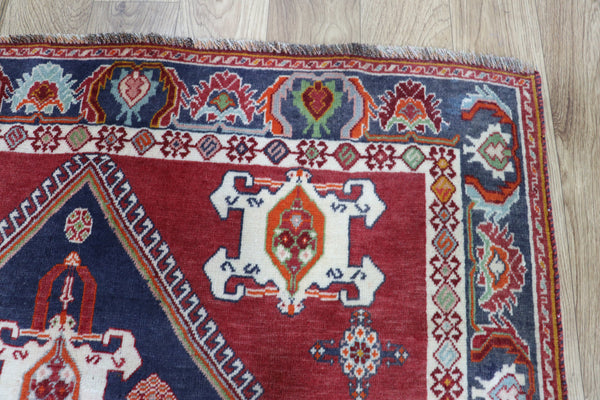 VINTAGE PERSIAN SHIRAZ RUG OF TRIPLE MEDALLION DESIGN 182 X 112 CM