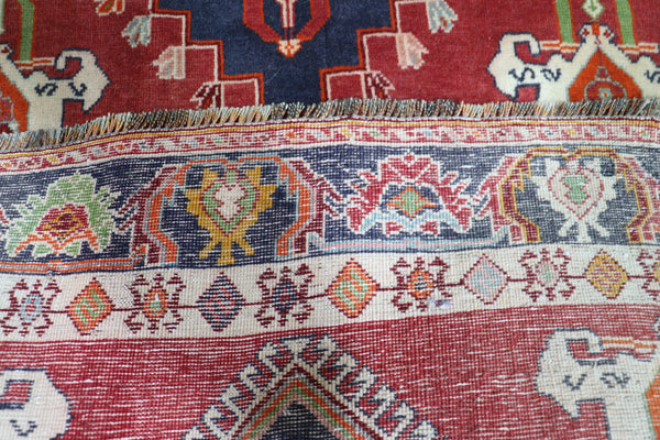 VINTAGE PERSIAN SHIRAZ RUG OF TRIPLE MEDALLION DESIGN 182 X 112 CM