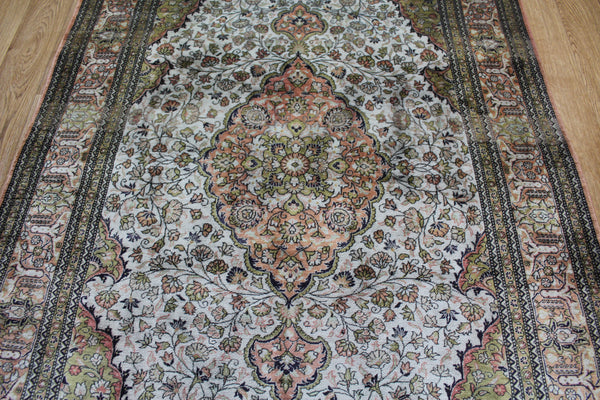 FINE HANDMADE PERSIAN QUM SILK RUG 150 X 100 CM