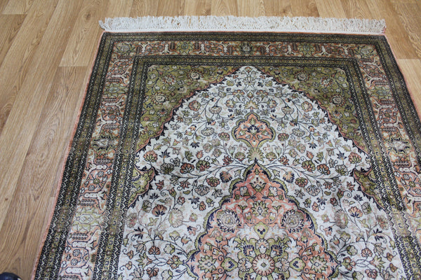 FINE HANDMADE PERSIAN QUM SILK RUG 150 X 100 CM