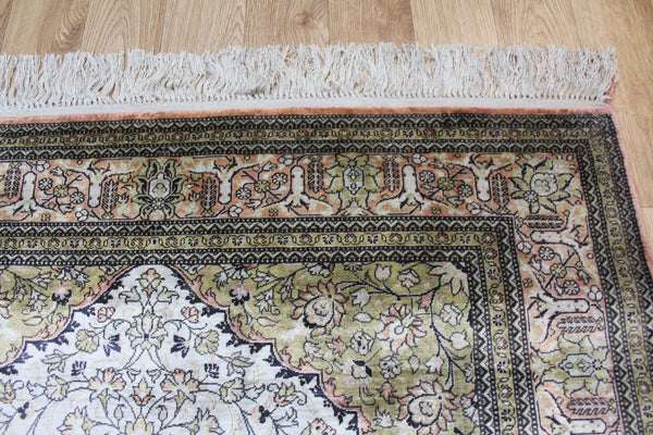 FINE HANDMADE PERSIAN QUM SILK RUG 150 X 100 CM