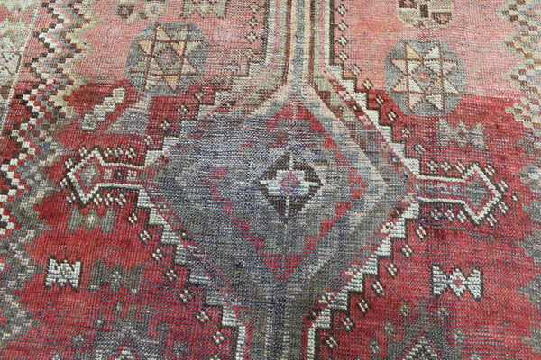 ANTIQUE PERSIAN SHIRAZ QASHQAI RUG OF TRIPLE MEDALLION DESIGN 235 X 140 CM