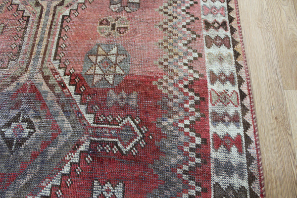 ANTIQUE PERSIAN SHIRAZ QASHQAI RUG OF TRIPLE MEDALLION DESIGN 235 X 140 CM