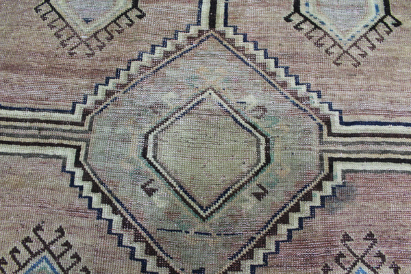 ANTIQUE PERSIAN SHIRAZ QASHQAI RUG OF TRIPLE MEDALLION DESIGN 270  X 133 CM