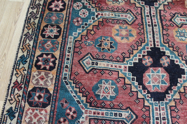 ANTIQUE PERSIAN SHIRAZ QASHQAI RUG OF TRIPLE MEDALLION DESIGN 237 X 141 CM