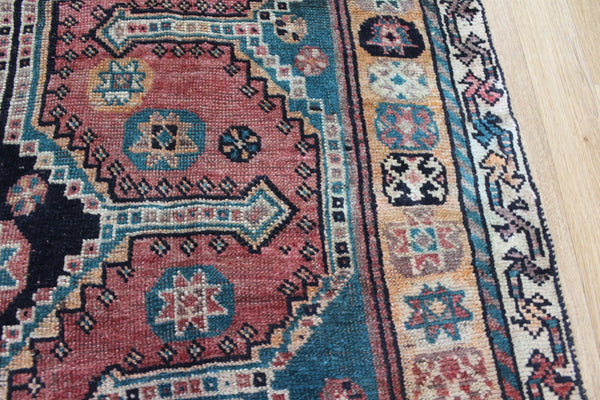 ANTIQUE PERSIAN SHIRAZ QASHQAI RUG OF TRIPLE MEDALLION DESIGN 237 X 141 CM