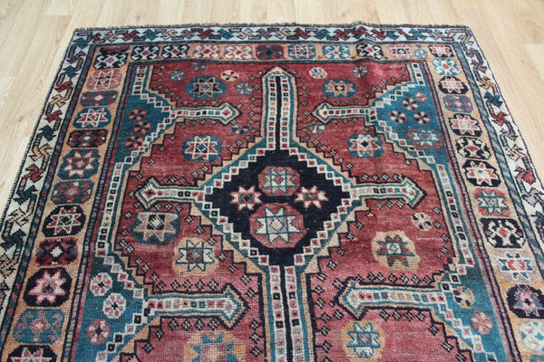 ANTIQUE PERSIAN SHIRAZ QASHQAI RUG OF TRIPLE MEDALLION DESIGN 237 X 141 CM