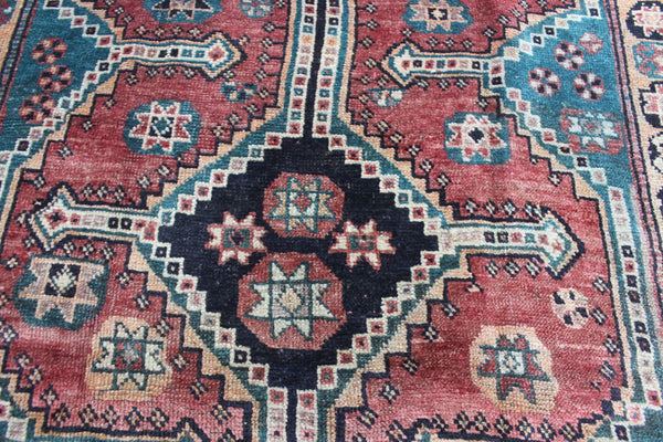 ANTIQUE PERSIAN SHIRAZ QASHQAI RUG OF TRIPLE MEDALLION DESIGN 237 X 141 CM