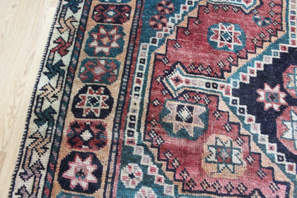 ANTIQUE PERSIAN SHIRAZ QASHQAI RUG OF TRIPLE MEDALLION DESIGN 237 X 141 CM