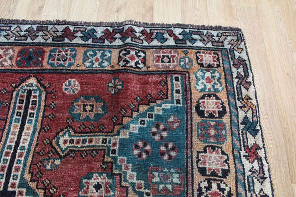 ANTIQUE PERSIAN SHIRAZ QASHQAI RUG OF TRIPLE MEDALLION DESIGN 237 X 141 CM