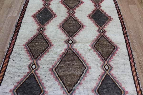 FINE PERSIAN SHIRAZ QASHQAI RUG OF TRIPLE MEDALLION DESIGN 167 X 115 CM