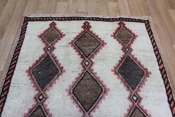 FINE PERSIAN SHIRAZ QASHQAI RUG OF TRIPLE MEDALLION DESIGN 167 X 115 CM