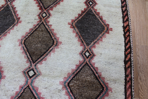 FINE PERSIAN SHIRAZ QASHQAI RUG OF TRIPLE MEDALLION DESIGN 167 X 115 CM