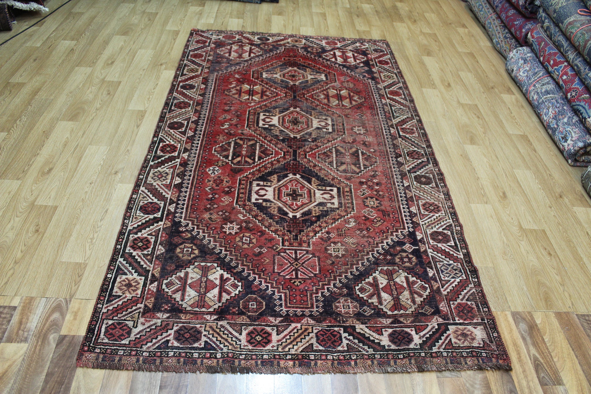 ANTIQUE PERSIAN SHIRAZ QASHQAI RUG OF TRIPLE MEDALLION DESIGN 240 X 135 CM