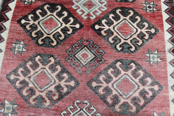 ANTIQUE PERSIAN SHIRAZ QASHQAI RUG OF MEDALLION DESIGN 218 X 110 CM