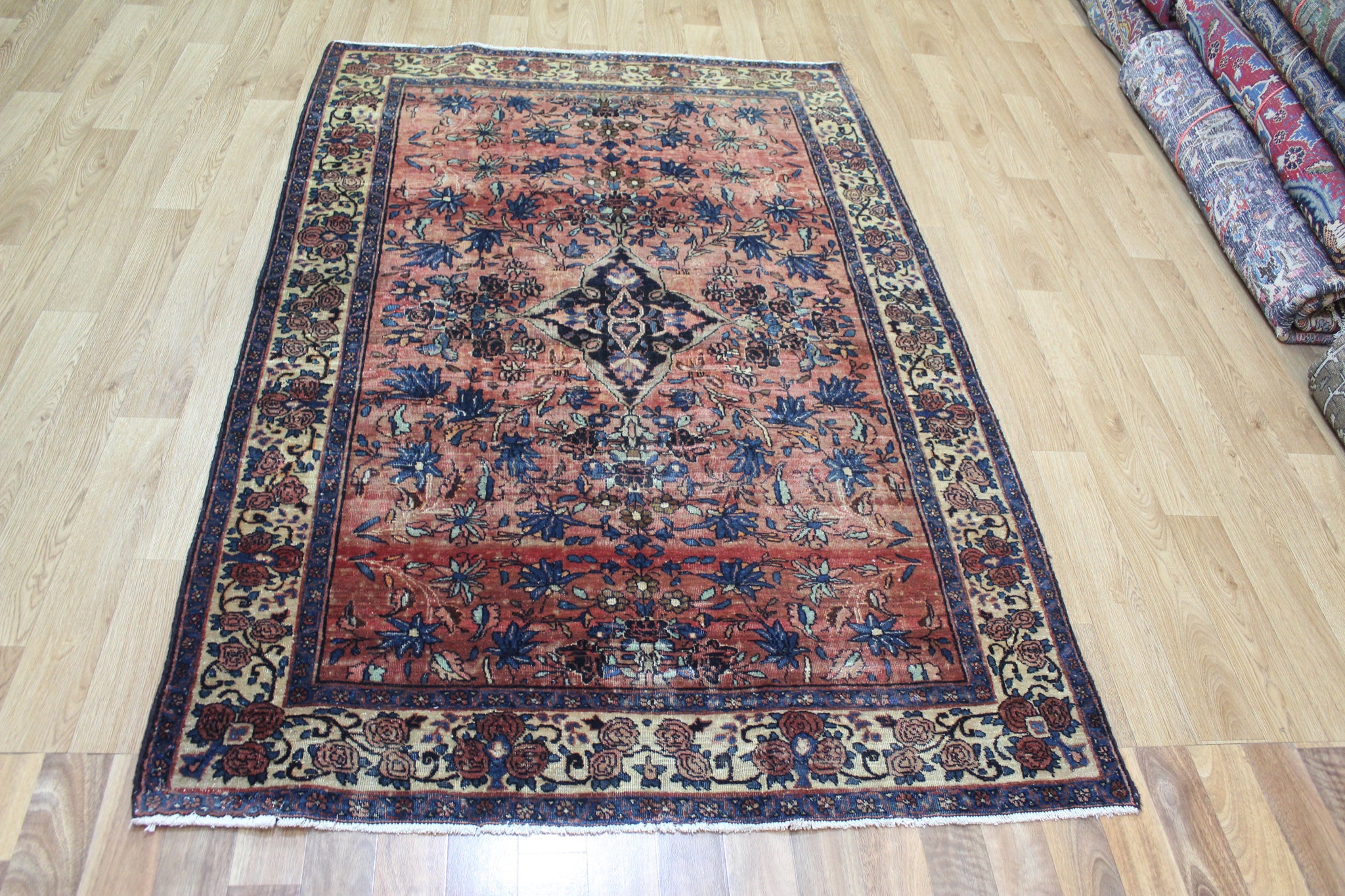 ANTIQUE PERSIAN SAROUKH RUG OF SINGLE MEDALLION, CIRCA 1920.