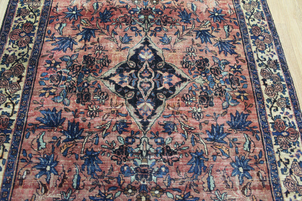 ANTIQUE PERSIAN SAROUKH RUG OF SINGLE MEDALLION, CIRCA 1920.