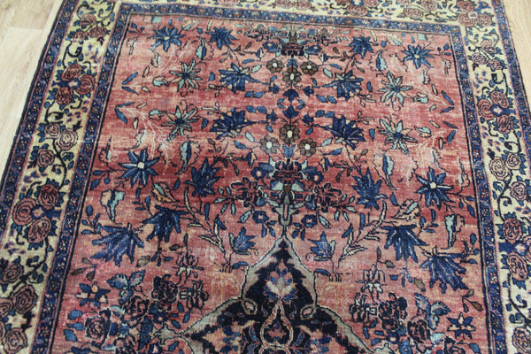 ANTIQUE PERSIAN SAROUKH RUG OF SINGLE MEDALLION, CIRCA 1920.