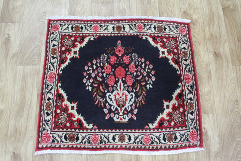 Fine Persian Bidjar rug of Vase design 80 x 66 cm