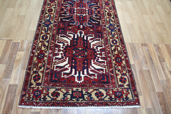 ANTIQUE PERSIAN HERIZ RUNNER OF TRADITIONAL MEDALLION DESIGN 410 X 110 CM