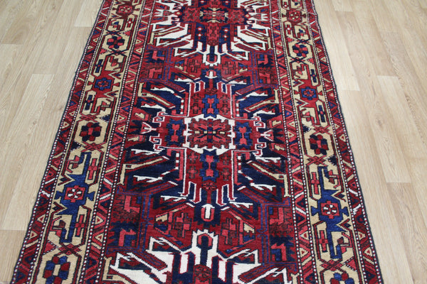 ANTIQUE PERSIAN HERIZ RUNNER OF TRADITIONAL MEDALLION DESIGN 410 X 110 CM