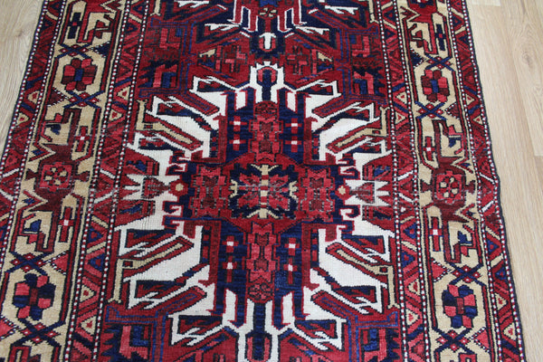 ANTIQUE PERSIAN HERIZ RUNNER OF TRADITIONAL MEDALLION DESIGN 410 X 110 CM