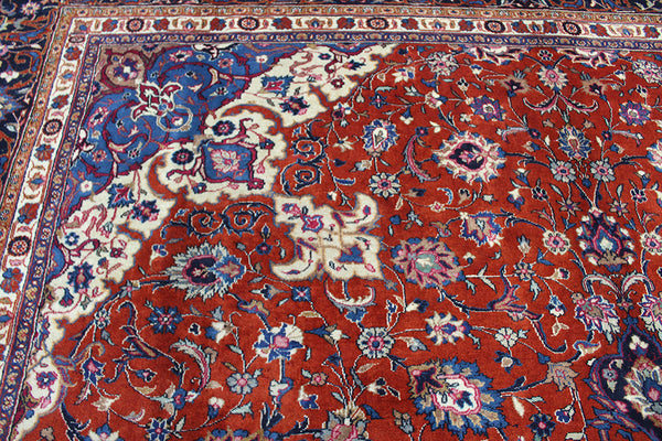 A good example of a Persian Sarouk rug 375 x 294 cm