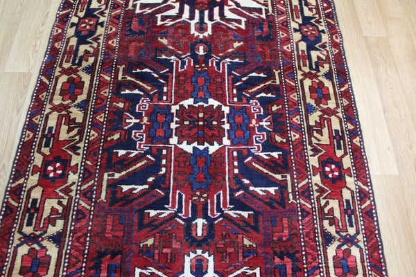 ANTIQUE PERSIAN HERIZ RUNNER OF TRADITIONAL MEDALLION DESIGN 410 X 110 CM