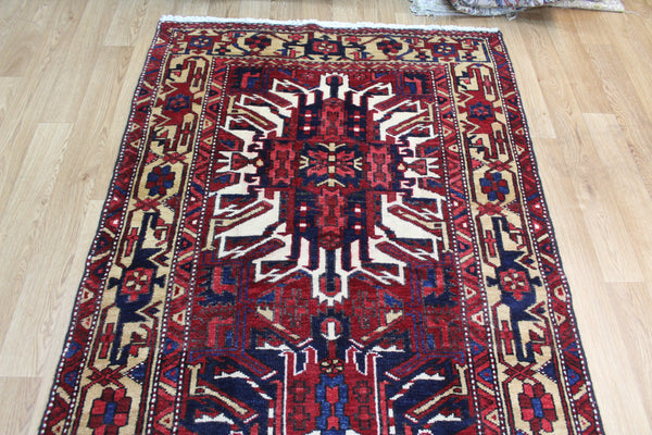 ANTIQUE PERSIAN HERIZ RUNNER OF TRADITIONAL MEDALLION DESIGN 410 X 110 CM