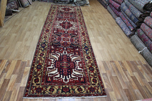 ANTIQUE PERSIAN HERIZ RUNNER OF TRADITIONAL MEDALLION DESIGN 412 X 110 CM