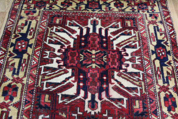 ANTIQUE PERSIAN HERIZ RUNNER OF TRADITIONAL MEDALLION DESIGN 412 X 110 CM