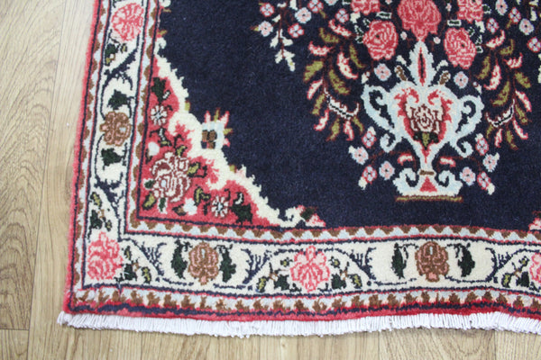 Fine Persian Bidjar rug of Vase design 80 x 65 cm