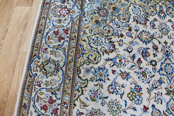 SIGNED PERSIAN KASHAN RUG WITH FINE KORK WOOL 219 X 140 CM