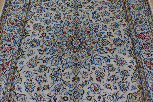 SIGNED PERSIAN KASHAN RUG WITH FINE KORK WOOL 212 X 140 CM