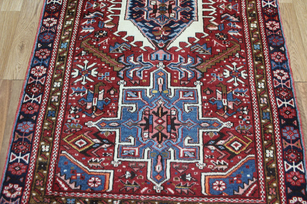 ANTIQUE PERSIAN HERIZ RUNNER OF TRADITIONAL MEDALLION DESIGN 383 X 95 CM