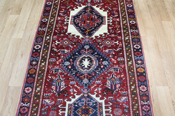 ANTIQUE PERSIAN HERIZ RUNNER OF TRADITIONAL MEDALLION DESIGN 383 X 95 CM