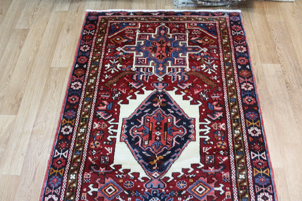 ANTIQUE PERSIAN HERIZ RUNNER OF TRADITIONAL MEDALLION DESIGN 383 X 95 CM