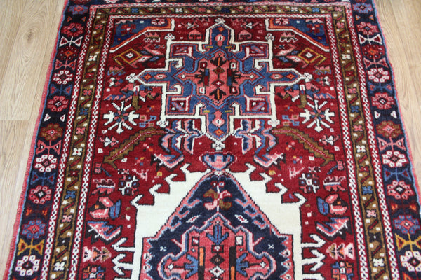 ANTIQUE PERSIAN HERIZ RUNNER OF TRADITIONAL MEDALLION DESIGN 383 X 95 CM