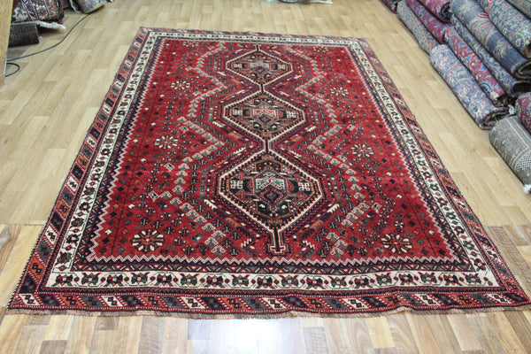 ANTIQUE PERSIAN SHIRAZ QASHQAI RUG OF TRIPLE MEDALLION DESIGN 285 X 205 CM