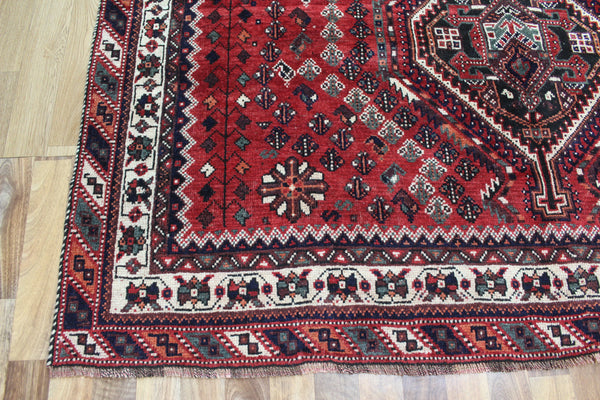 ANTIQUE PERSIAN SHIRAZ QASHQAI RUG OF TRIPLE MEDALLION DESIGN 285 X 205 CM