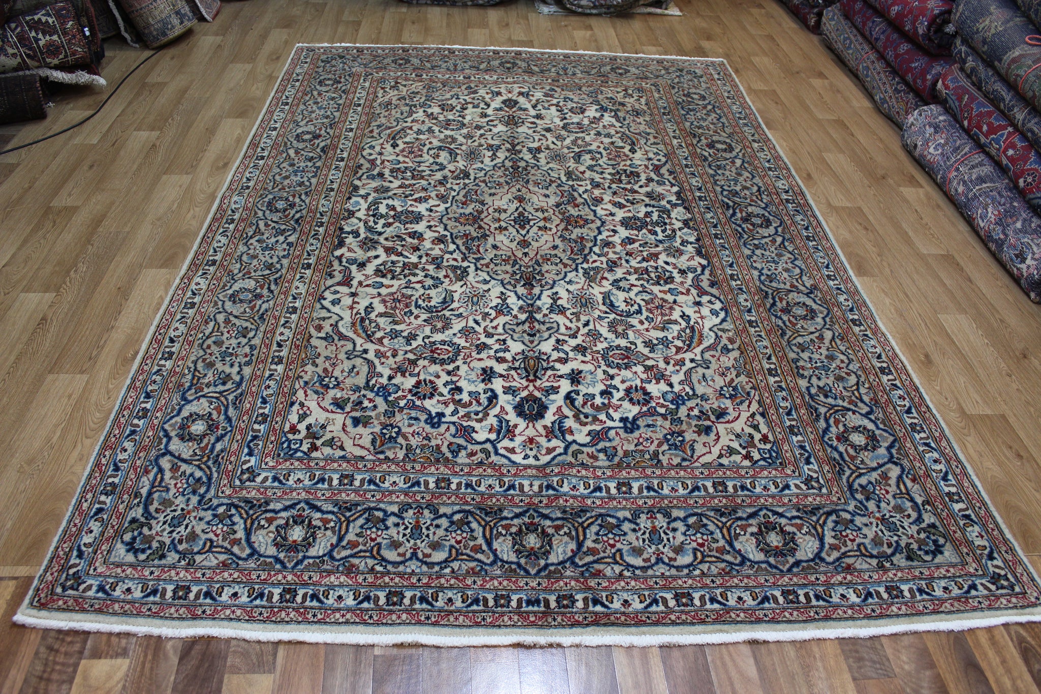 FINE HANDMADE PERSIAN KASHAN CARPET OF FLORAL DESIGN 294 X 193 CM