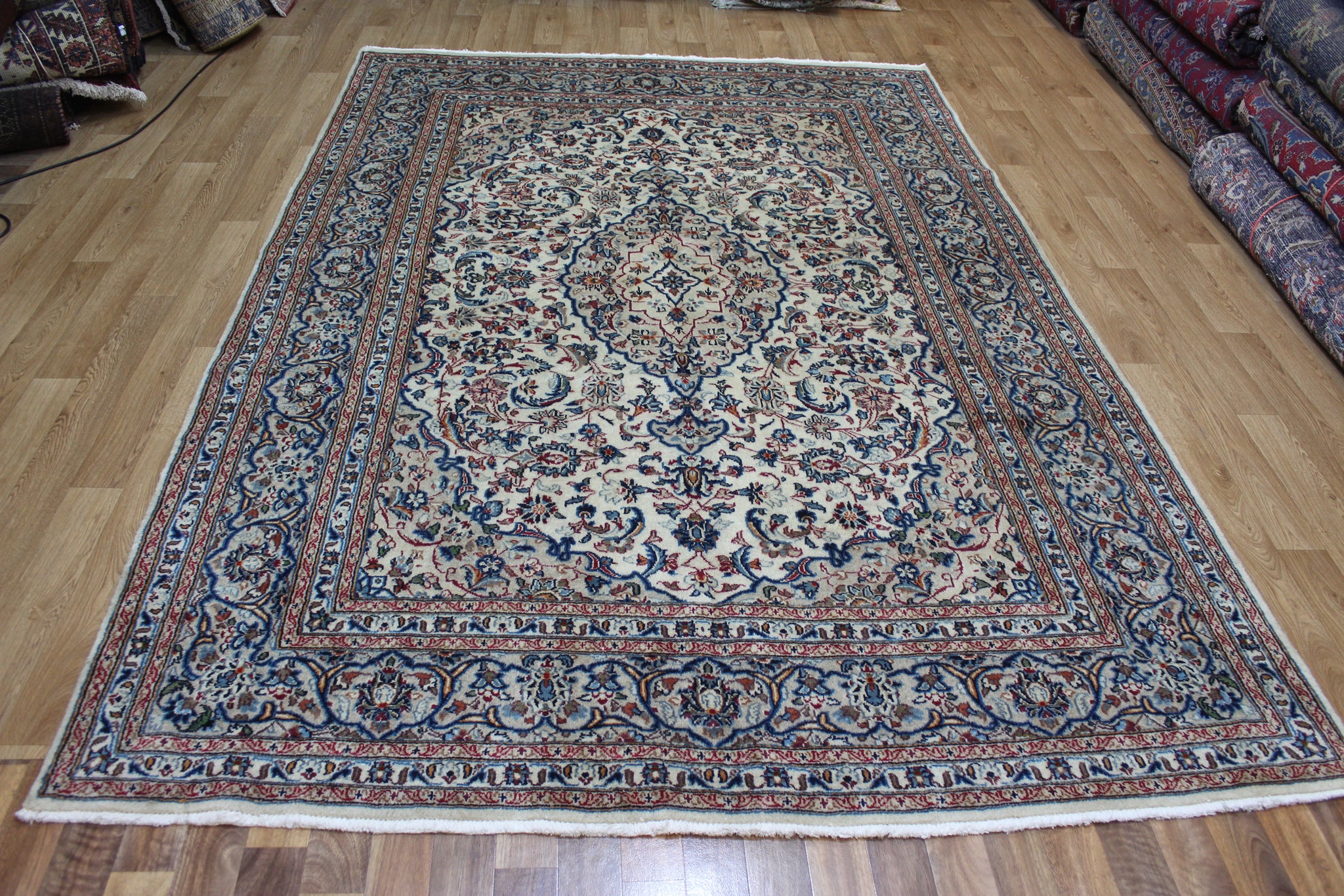 FINE HANDMADE PERSIAN KASHAN CARPET OF FLORAL DESIGN 287 X 195 CM