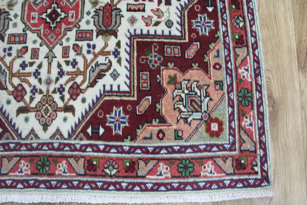 Handmade Persian Tabriz Rug 157 x 100 cm