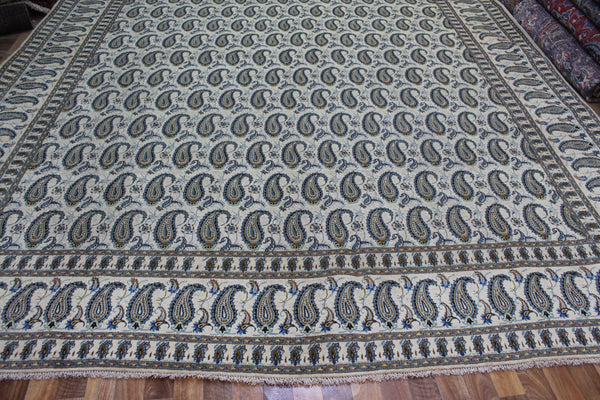 FINE PERSIAN KASHAN CARPET, IVORY GROUND WITH ALL OVER BOTEH DESIGN, 515 X 320 CM