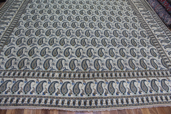 FINE PERSIAN KASHAN CARPET, IVORY GROUND WITH ALL OVER BOTEH DESIGN, 515 X 320 CM