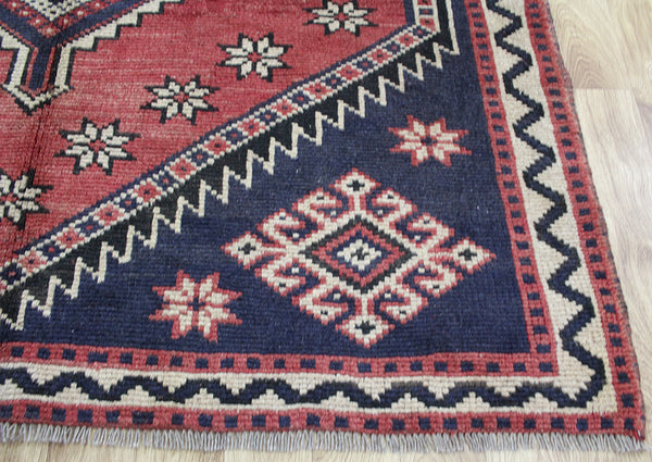 A Beautiful Handmade Persian Shiraz Rug in great condition 290 x 195 cm