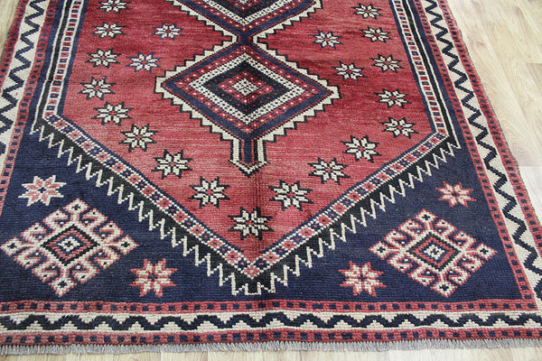 A Beautiful Handmade Persian Shiraz Rug in great condition 290 x 195 cm